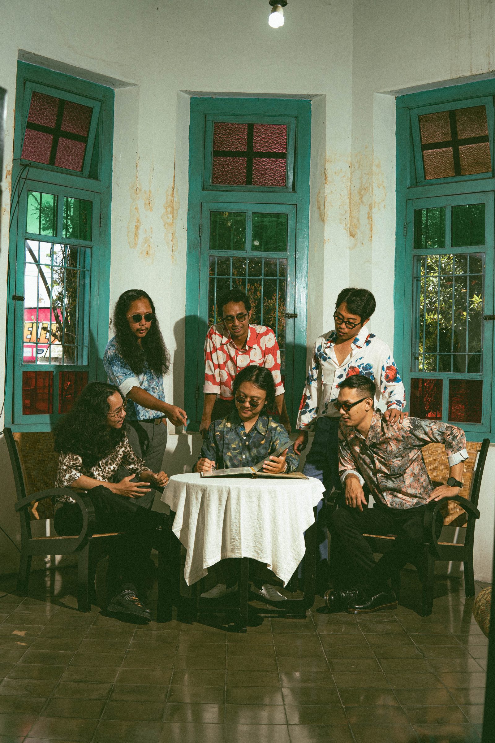 Menilik Repatriasi di Artwork Album ke-3 Korekayu, Verhaal