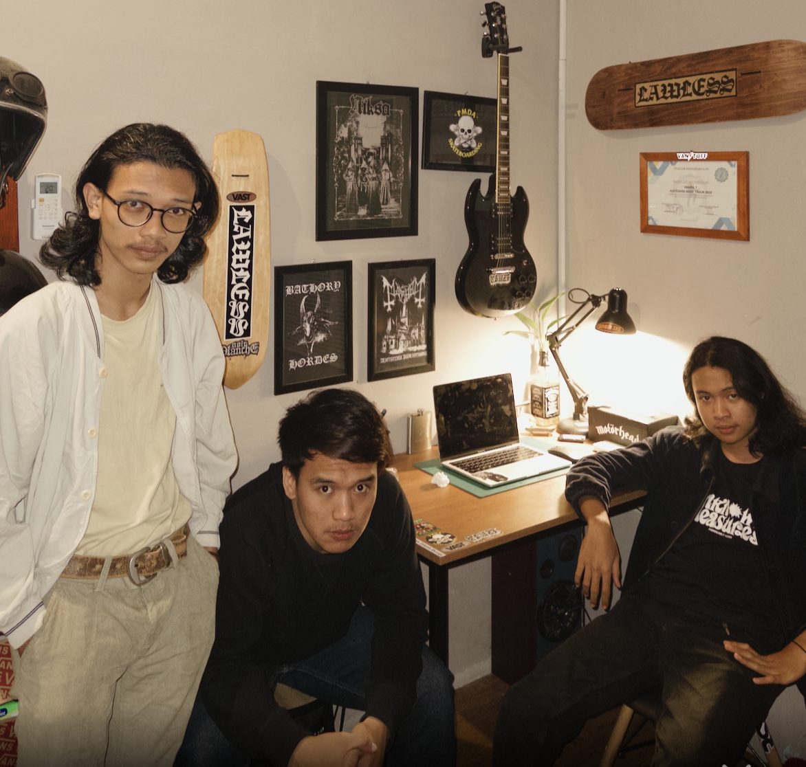 Mata Surya: Negeri Bingung dan ‘Hukum’ Tak Tertulis