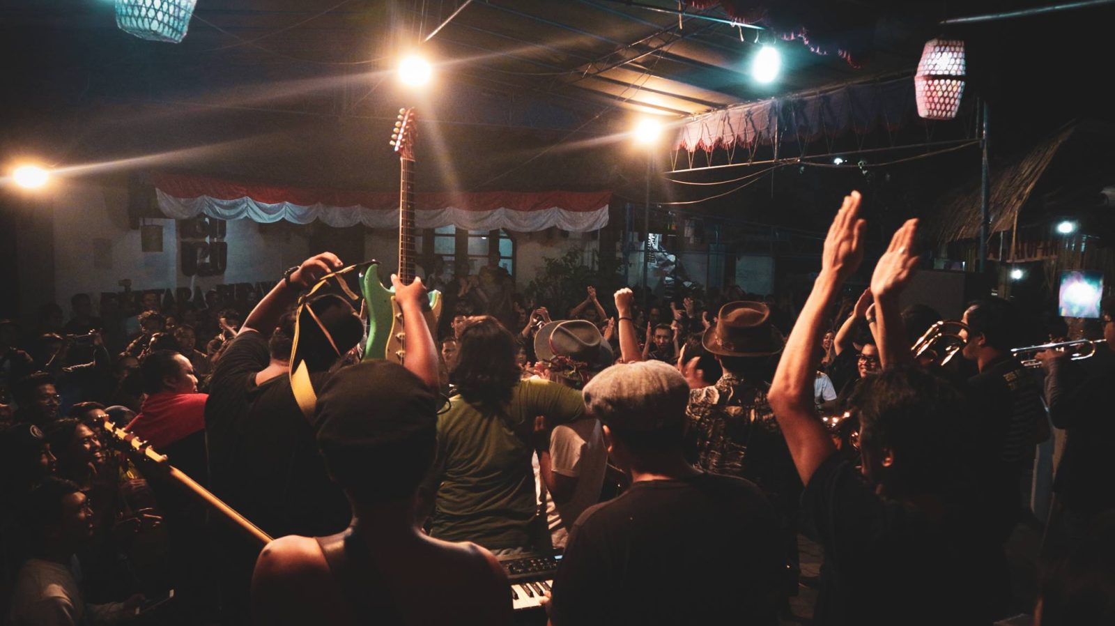 Catatan untuk Seorang Kawan dan Dua Lagu yang Menggetarkan