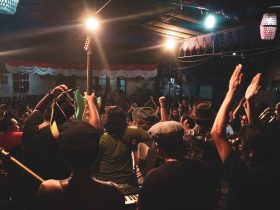 Catatan untuk Seorang Kawan dan Dua Lagu yang Menggetarkan