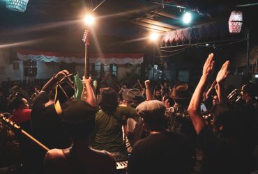 Catatan untuk Seorang Kawan dan Dua Lagu yang Menggetarkan