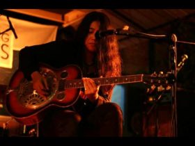 Santi Saned: Album Mentah yang Ditunggu Santi Saned: Album Mentah yang Ditunggu