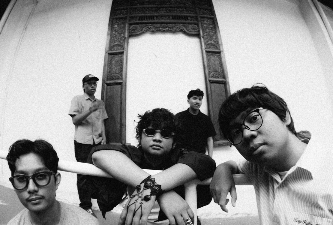 Teropong Zaman dalam Mini Album The Bunbury Teropong Zaman dalam Mini Album The Bunbury