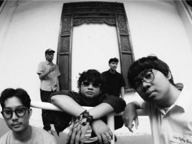 Teropong Zaman dalam Mini Album The Bunbury Teropong Zaman dalam Mini Album The Bunbury