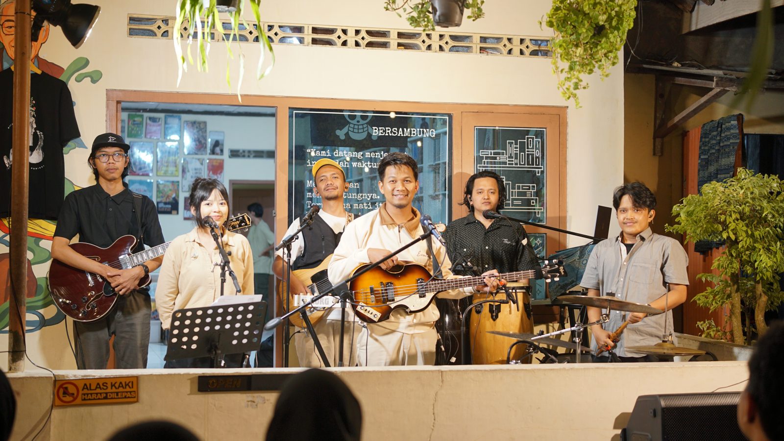 Q and A Mochtar: Tentang Penyegaran, Album, dan Tur Toko Buku Q and A Mochtar: Tentang Penyegaran, Album, dan Tur Toko Buku