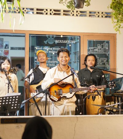 Q and A Mochtar: Tentang Penyegaran, Album, dan Tur Toko Buku Q and A Mochtar: Tentang Penyegaran, Album, dan Tur Toko Buku